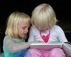 Store og små barn trenger pedagogisk støtte fra foreldre for å lese og lære