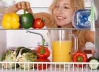 Rydd og vask kjøleskapet